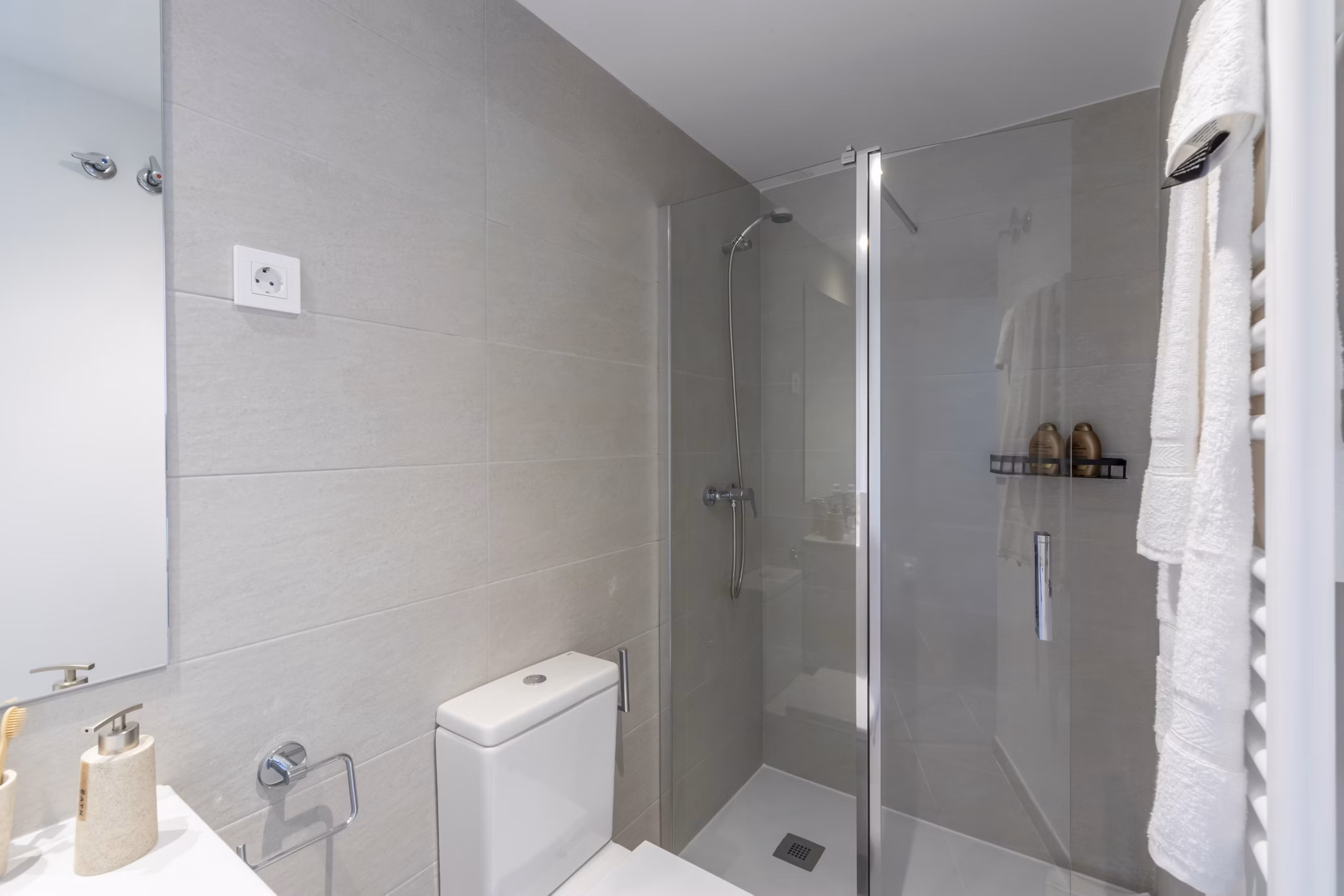 Spacious bathroom with a modern shower and toilet at Be Casa Essential Barajas.
