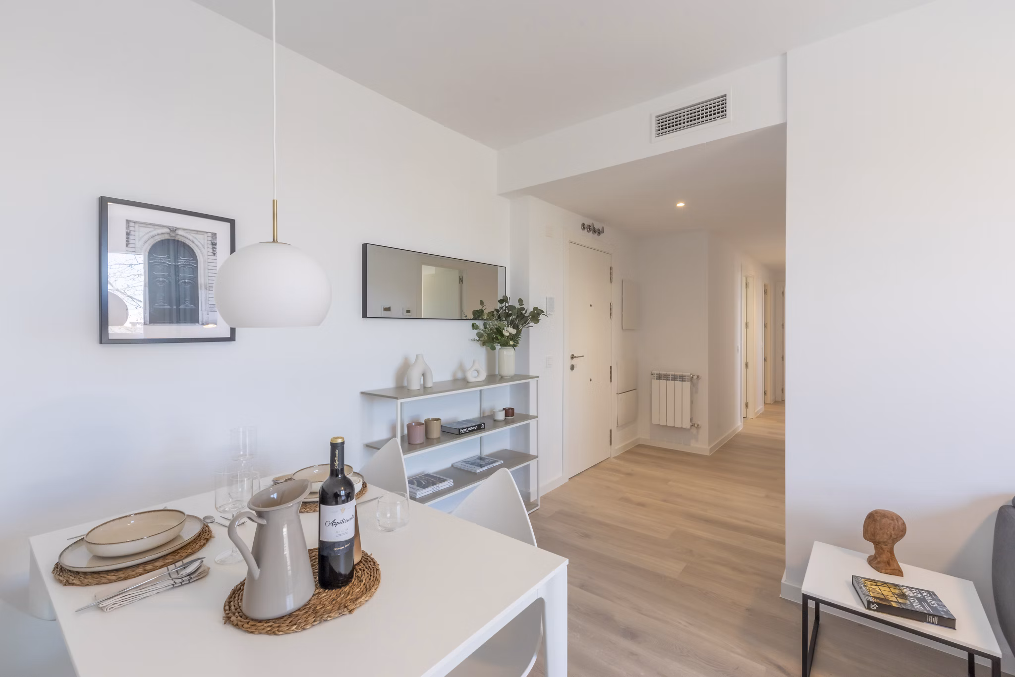 Stylish dining area with contemporary decor at Be Casa Essential Barajas.