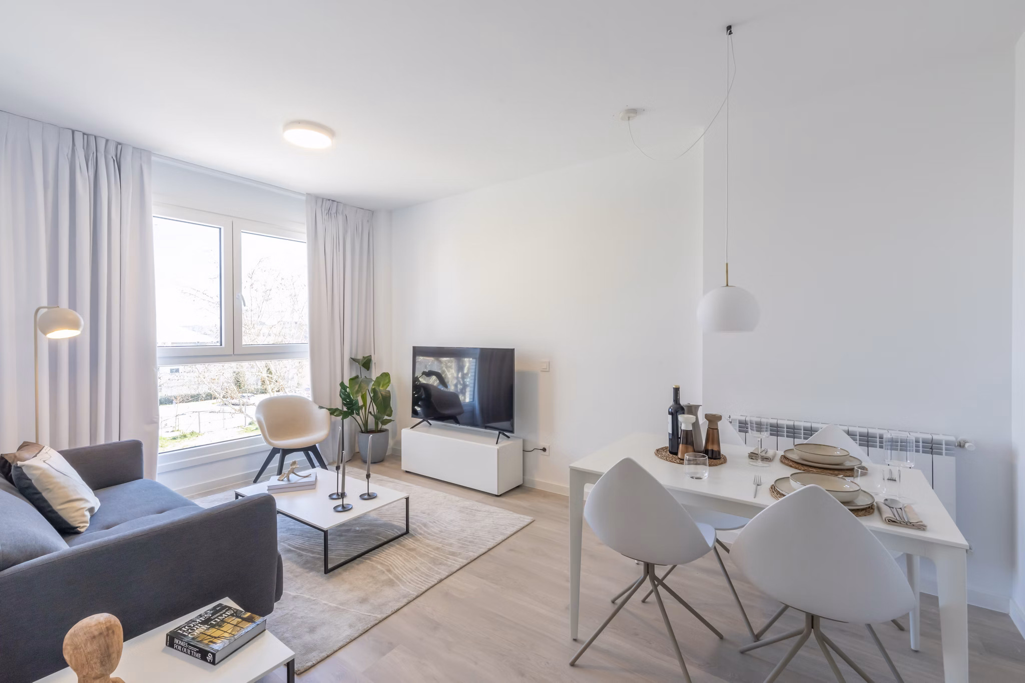 Bright and cozy living room with modern furnishings at Be Casa Essential Barajas.