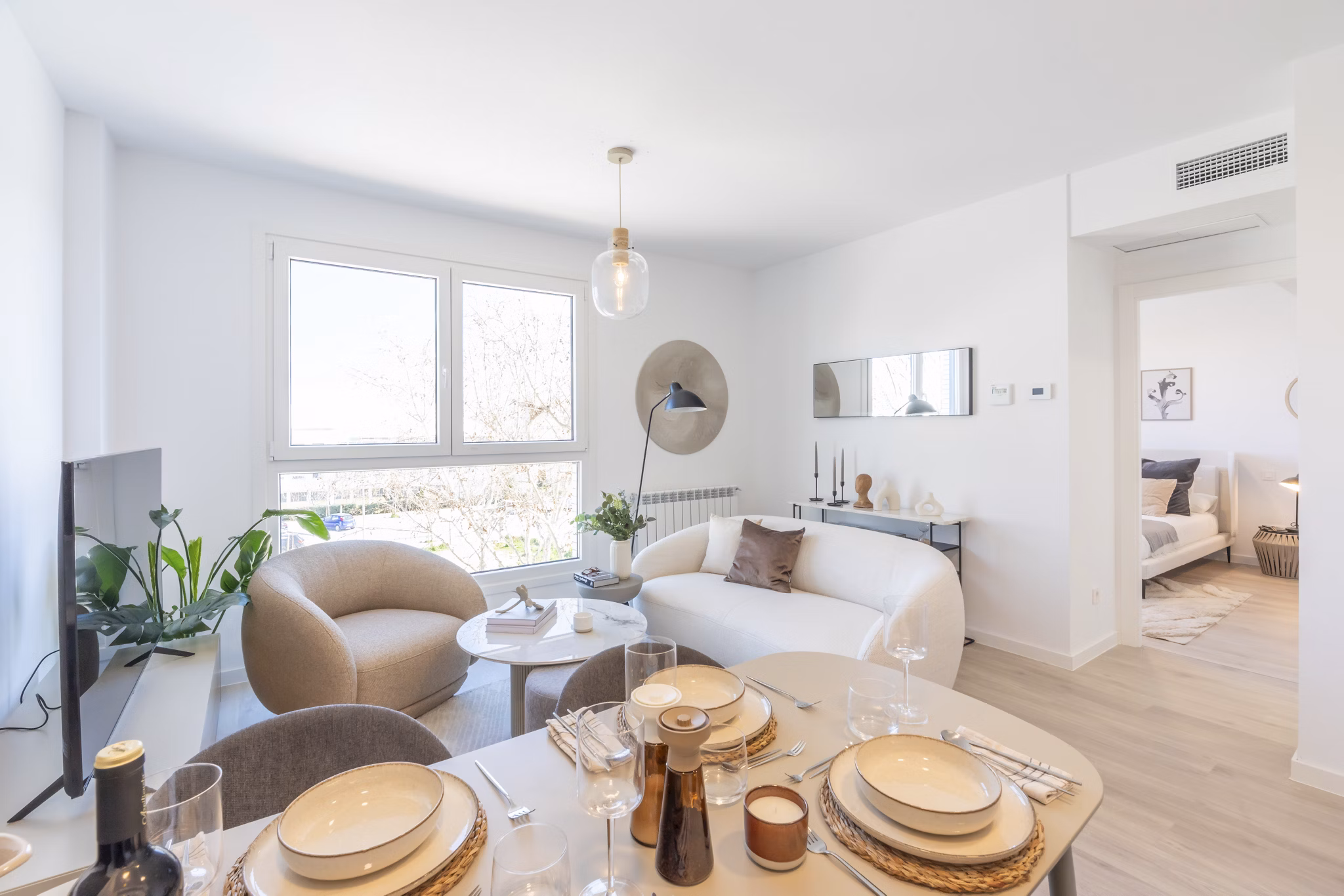 Contemporary living room with comfortable seating and a welcoming atmosphere at Be Casa Essential Barajas.