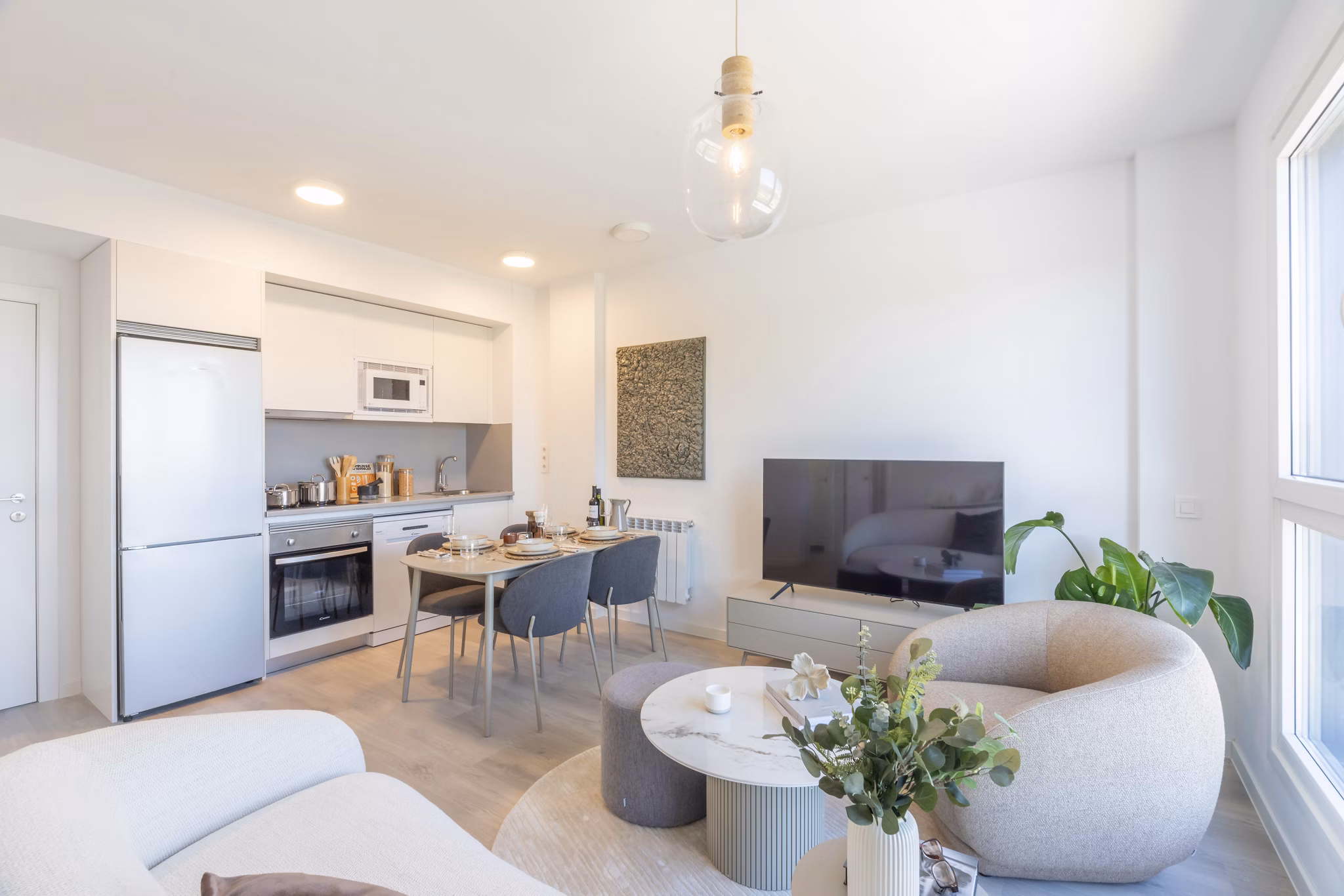 Spacious and elegant living room with modern furnishings at Be Casa Essential Barajas.