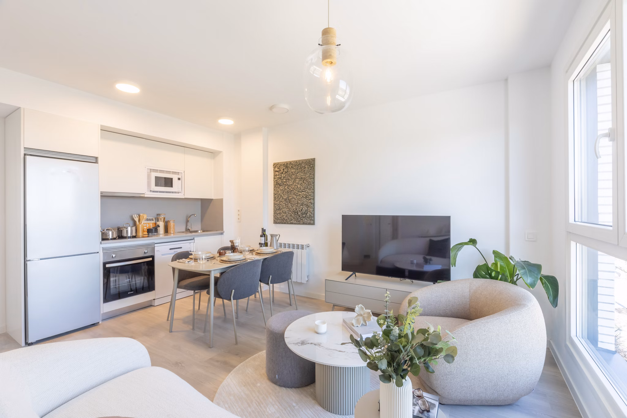 Well-lit living area with a blend of modern and cozy decor at Be Casa Essential Barajas.
