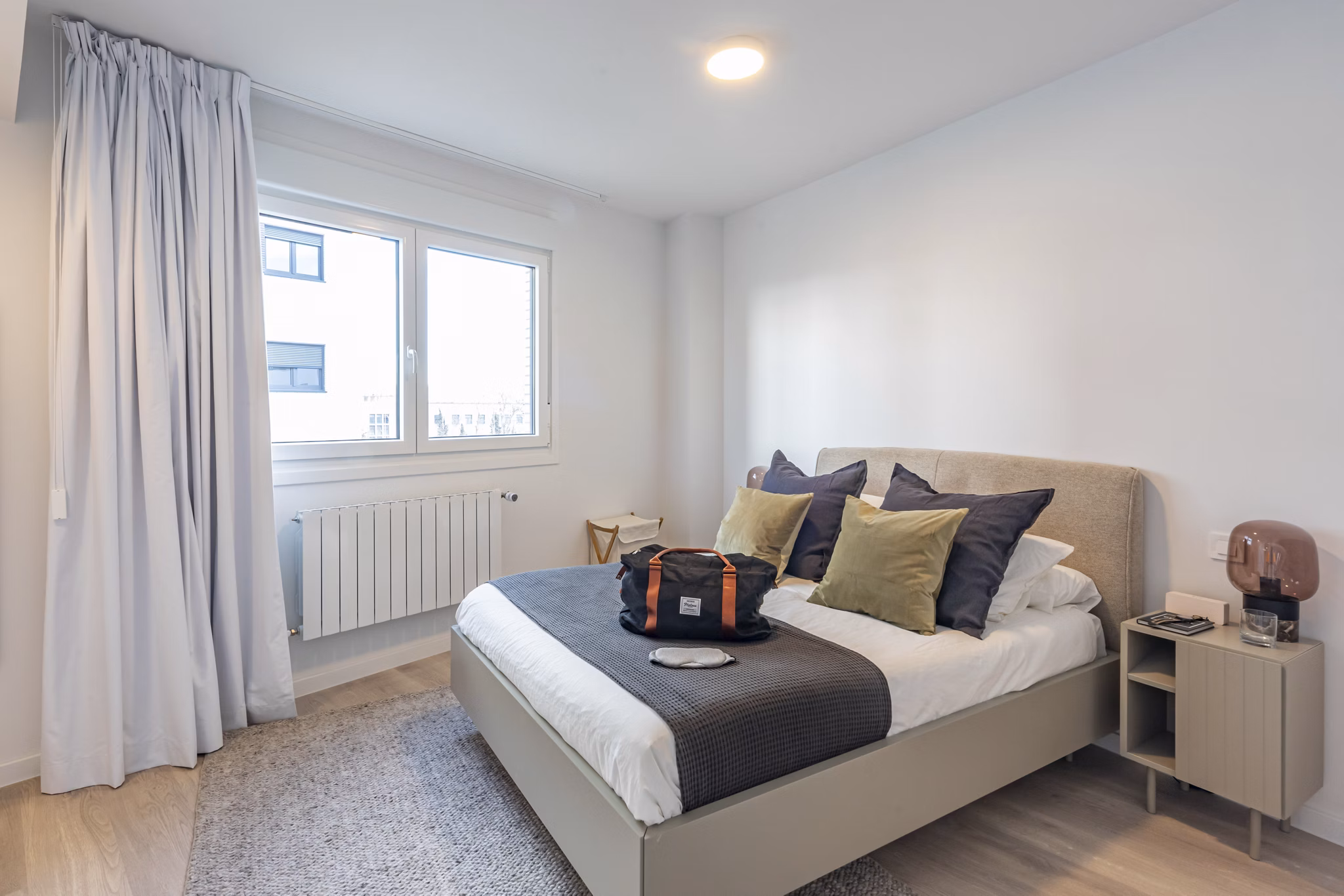 Spacious bedroom with a relaxing ambiance and modern decor at Be Casa Essential Barajas Bulevar.