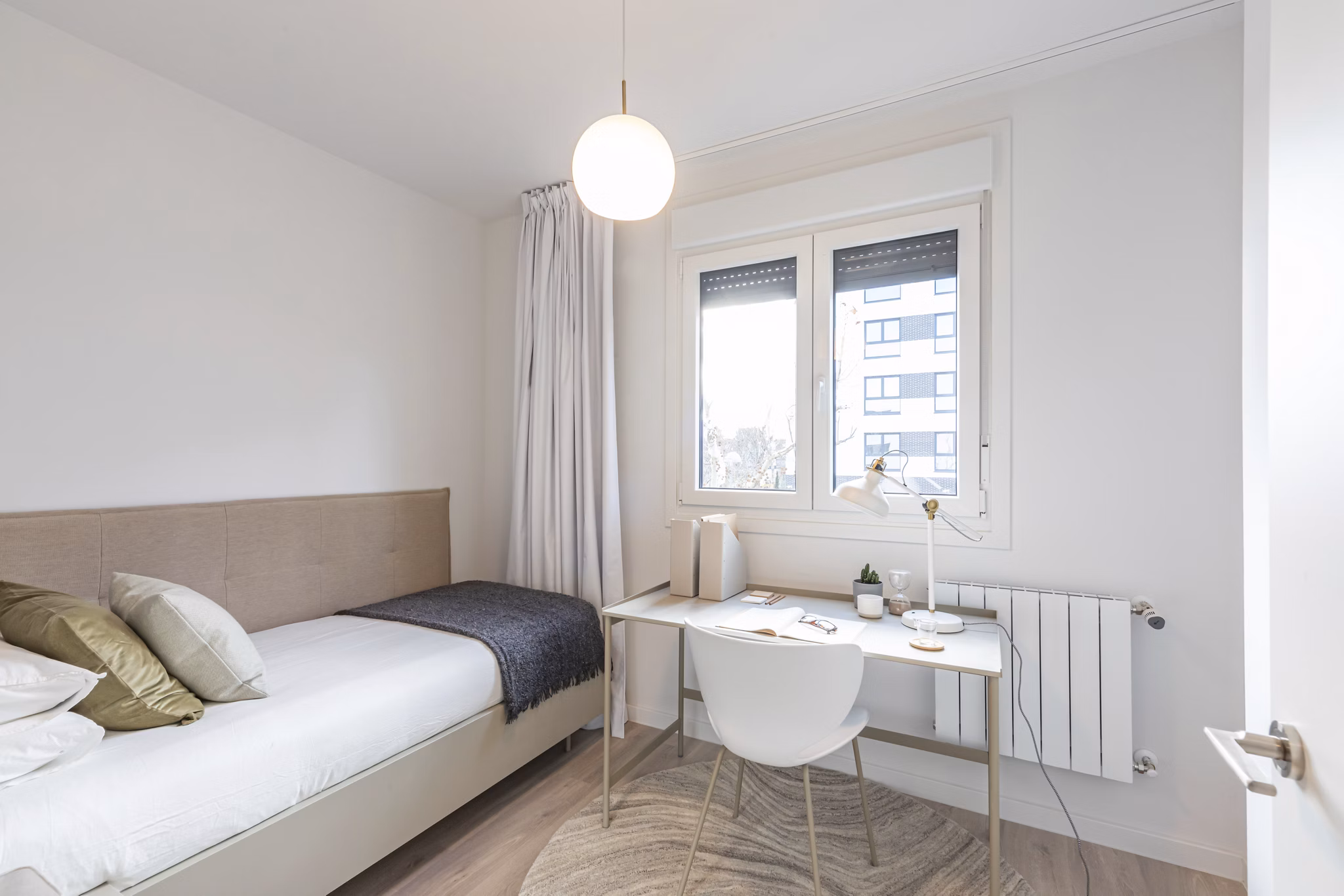 Comfortable bedroom featuring soft lighting and inviting furnishings at Be Casa Essential Barajas Bulevar.