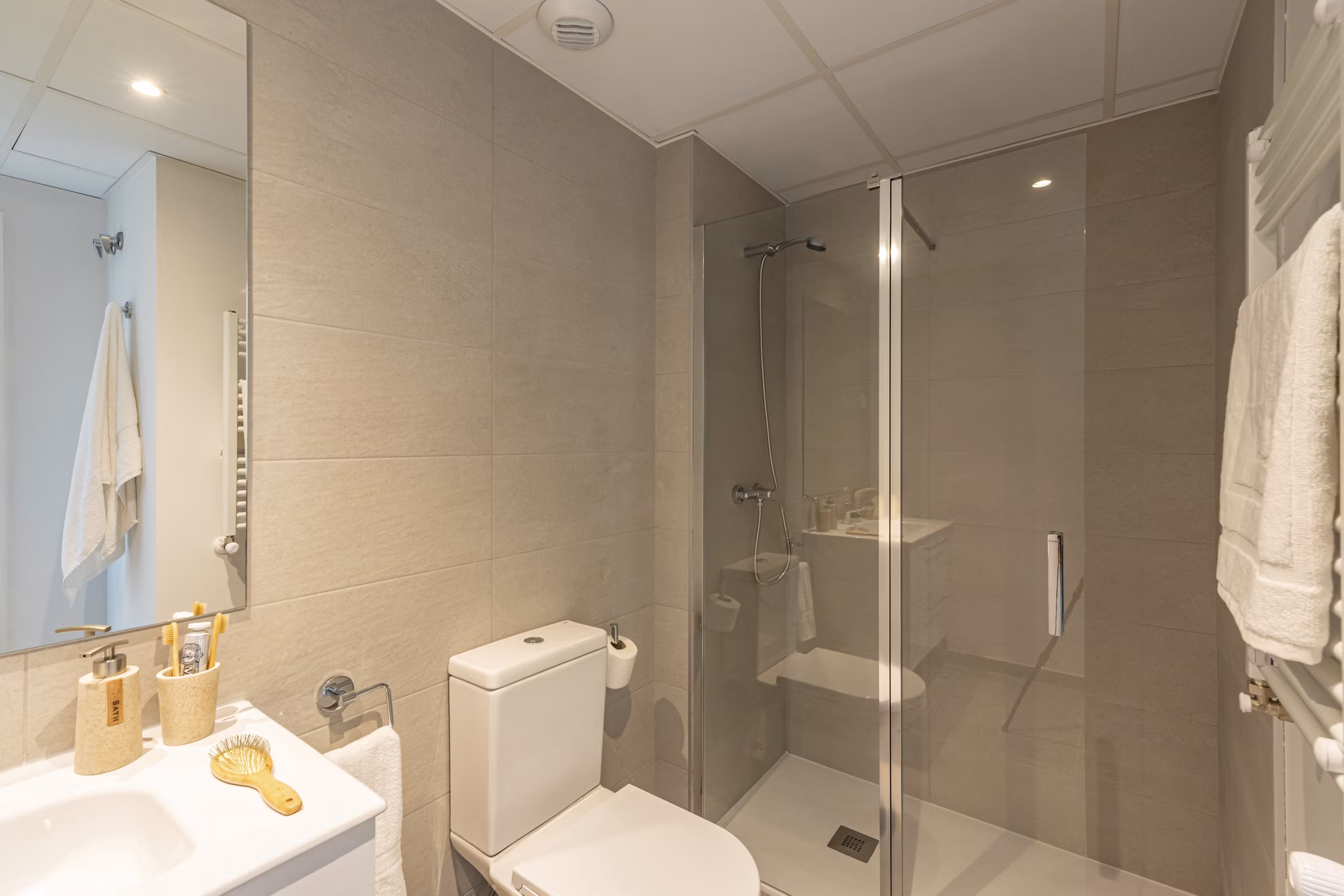 Modern bathroom with a glass-enclosed shower and sleek fixtures at Be Casa Essential Barajas Bulevar.