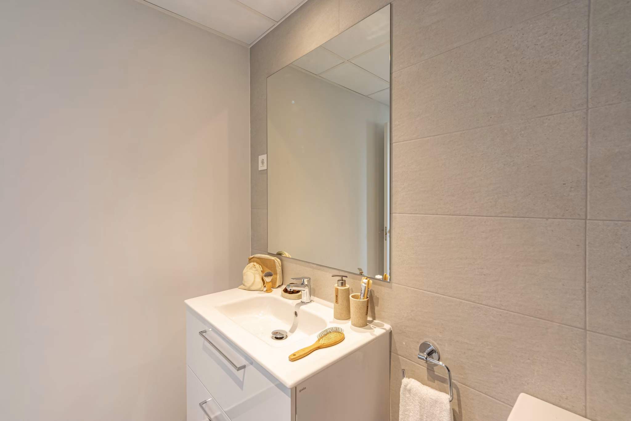 Clean and bright bathroom with a sink, mirror, and toiletries at Be Casa Essential Barajas Bulevar.