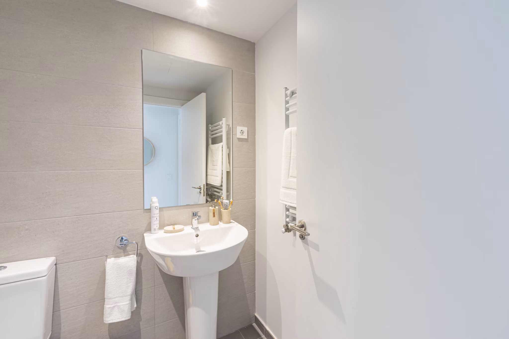 Minimalist bathroom with a bathtub and modern amenities at Be Casa Essential Barajas Bulevar.