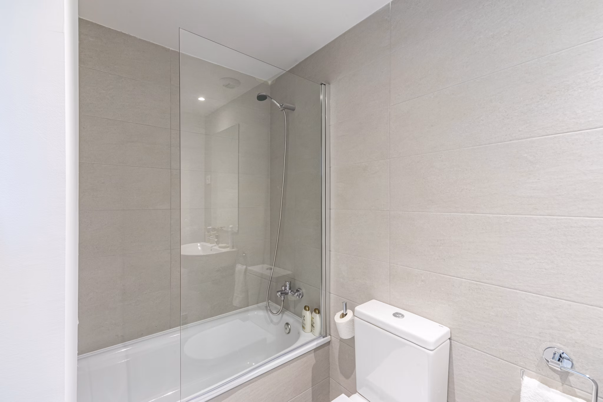Spacious bathroom featuring a bathtub and contemporary design at Be Casa Essential Barajas Bulevar.