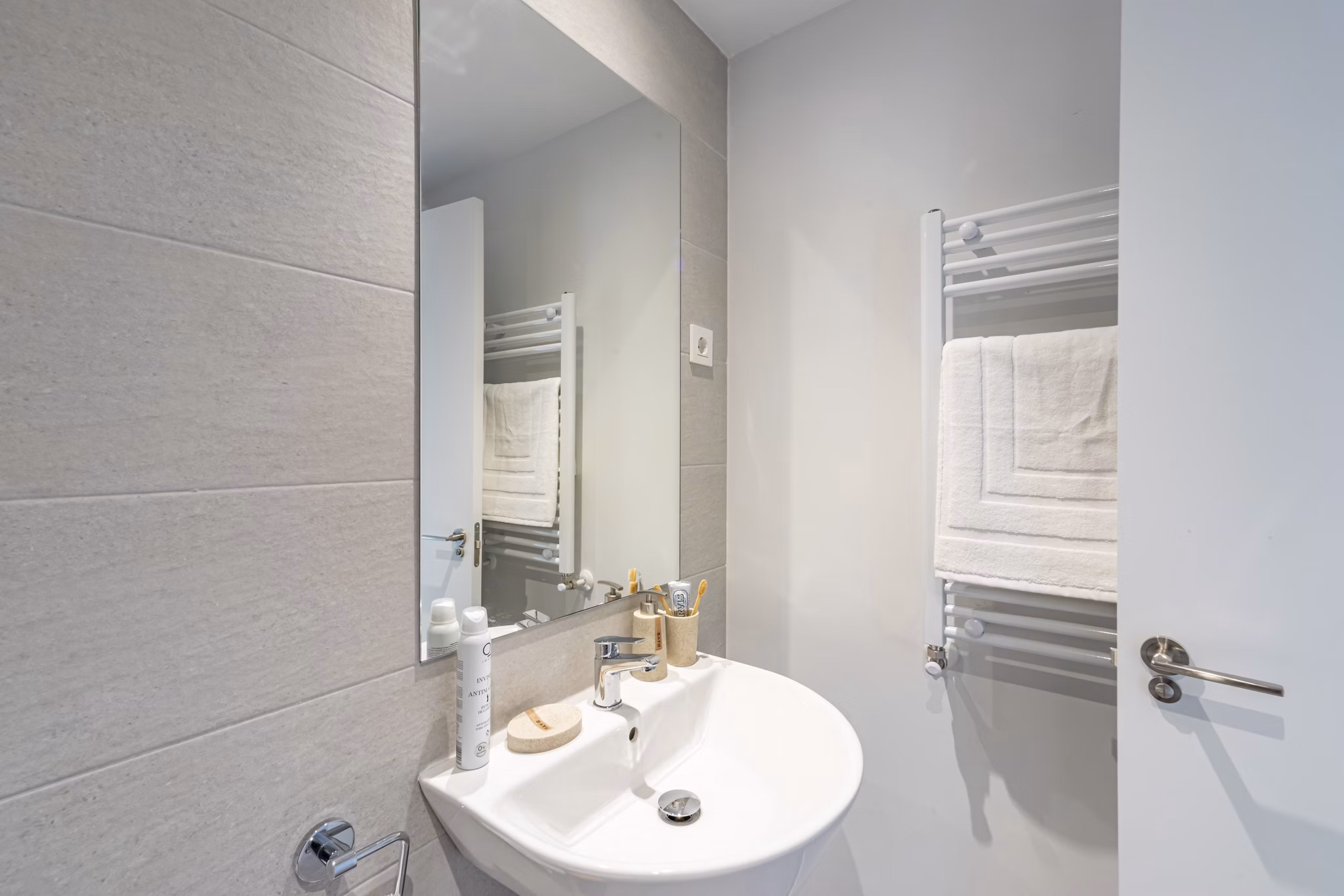 Elegant bathroom with modern finishes and functional layout at Be Casa Essential Barajas Bulevar.