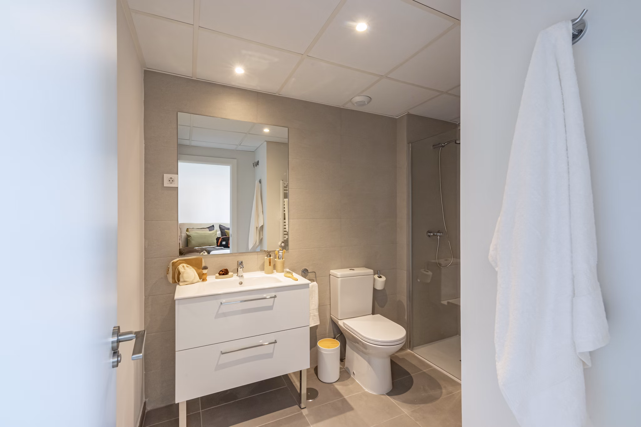 Bathroom with a sleek vanity, modern fixtures, and bright lighting at Be Casa Essential Barajas Bulevar.