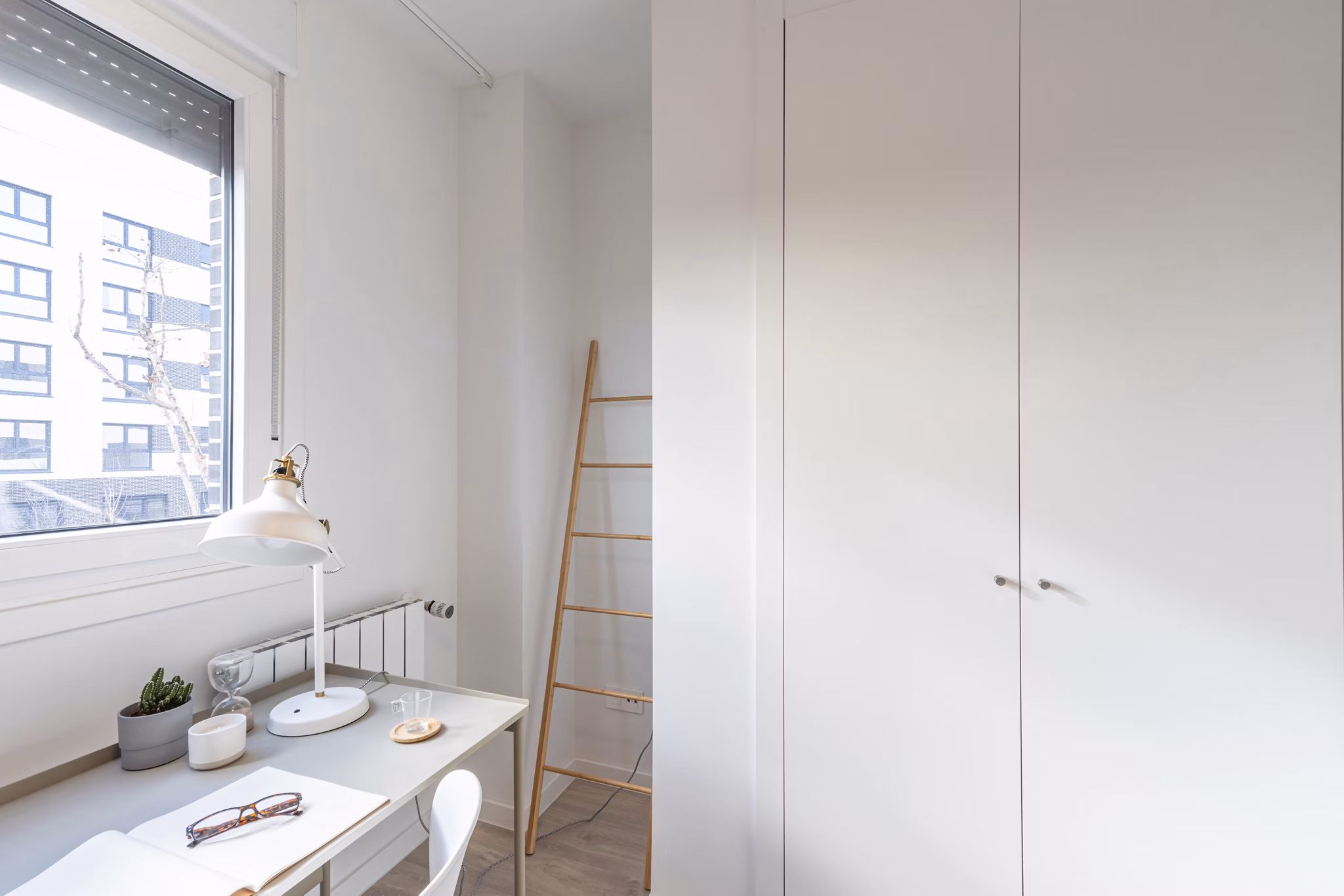 Contemporary bathroom with a wall-mounted sink and minimalistic design at Be Casa Essential Barajas Bulevar.