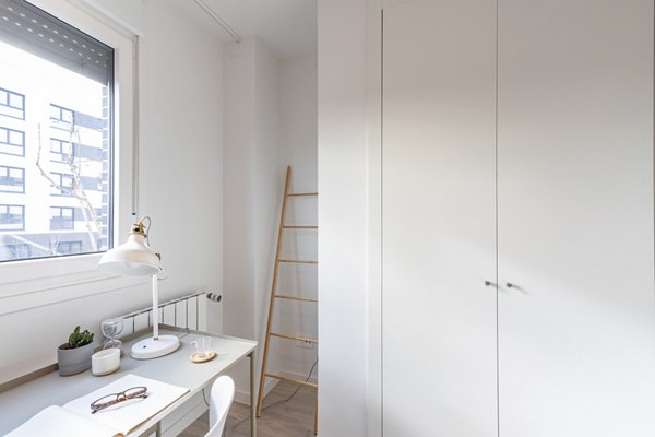 Contemporary bathroom with a wall-mounted sink and minimalistic design at Be Casa Essential Barajas Bulevar.