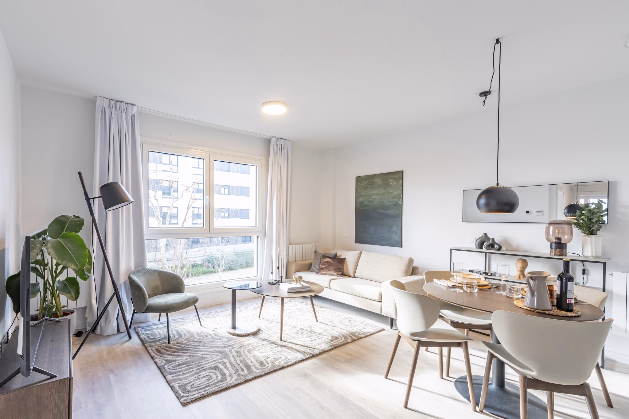 Open-plan living room with a blend of modern and cozy furniture at Be Casa Essential Barajas Bulevar.