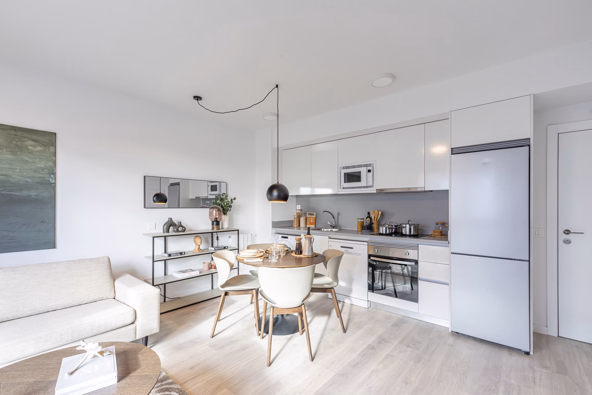 Bright living area with large windows and elegant furnishings at Be Casa Essential Barajas Bulevar.