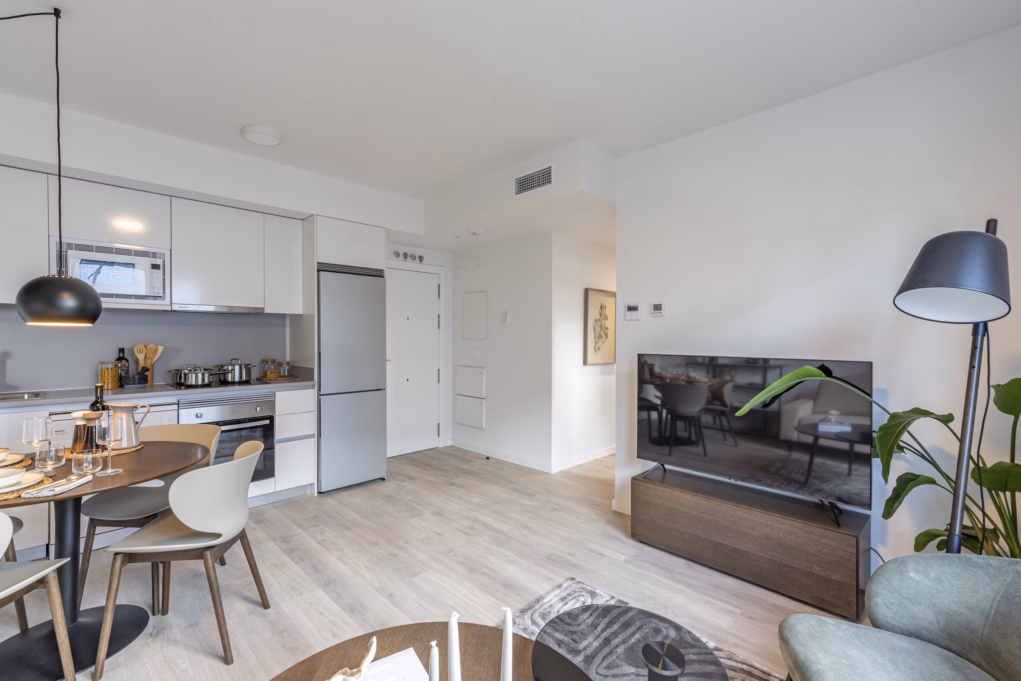 Inviting living space with modern furniture and ample natural light at Be Casa Essential Barajas Bulevar.