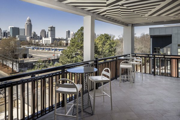 Relaxing rooftop deck with modern seating at Broadstone Craft luxury apartments