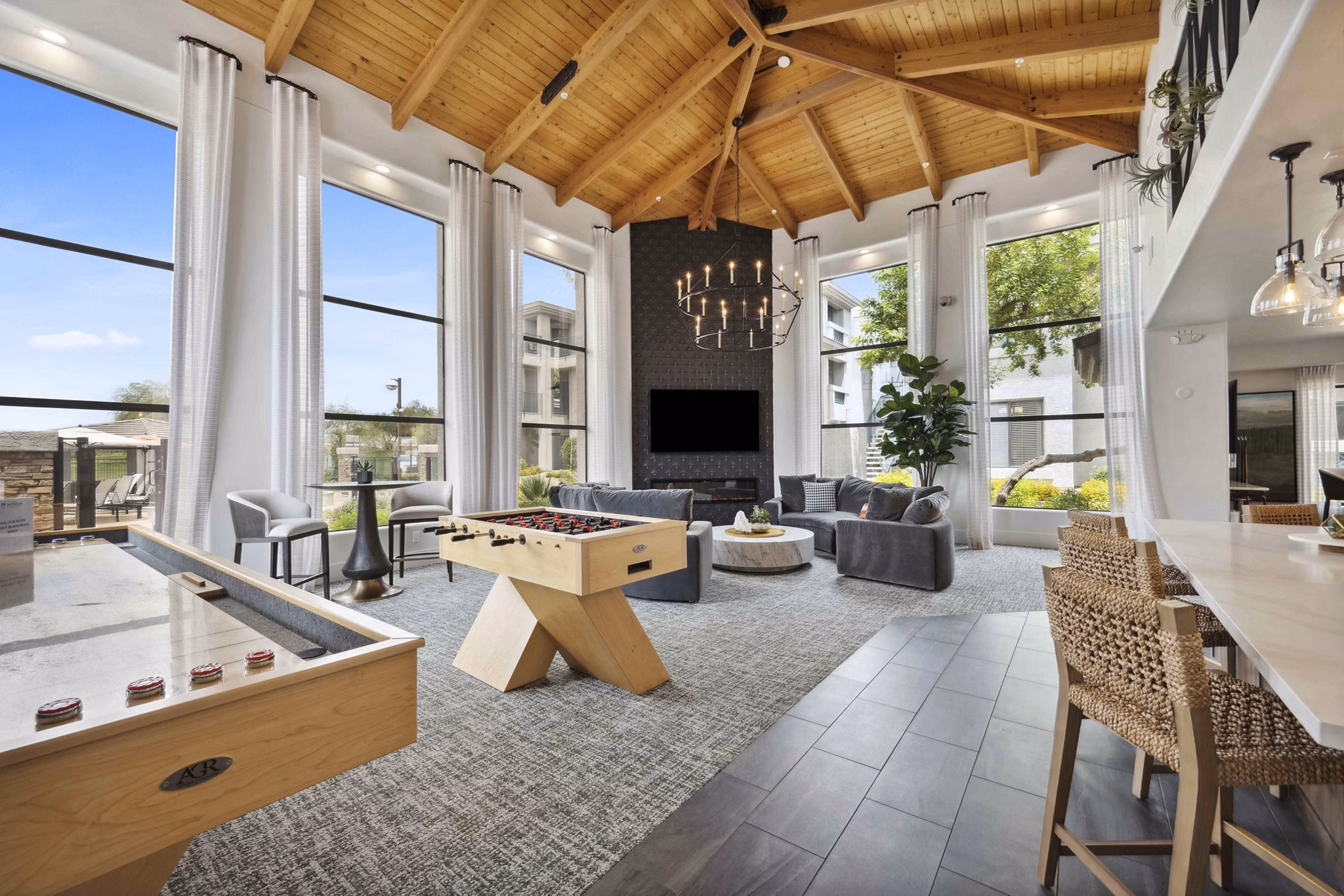 Nines at Kierland Apartments: Stylish clubhouse with modern furnishings and communal spaces for resident gatherings