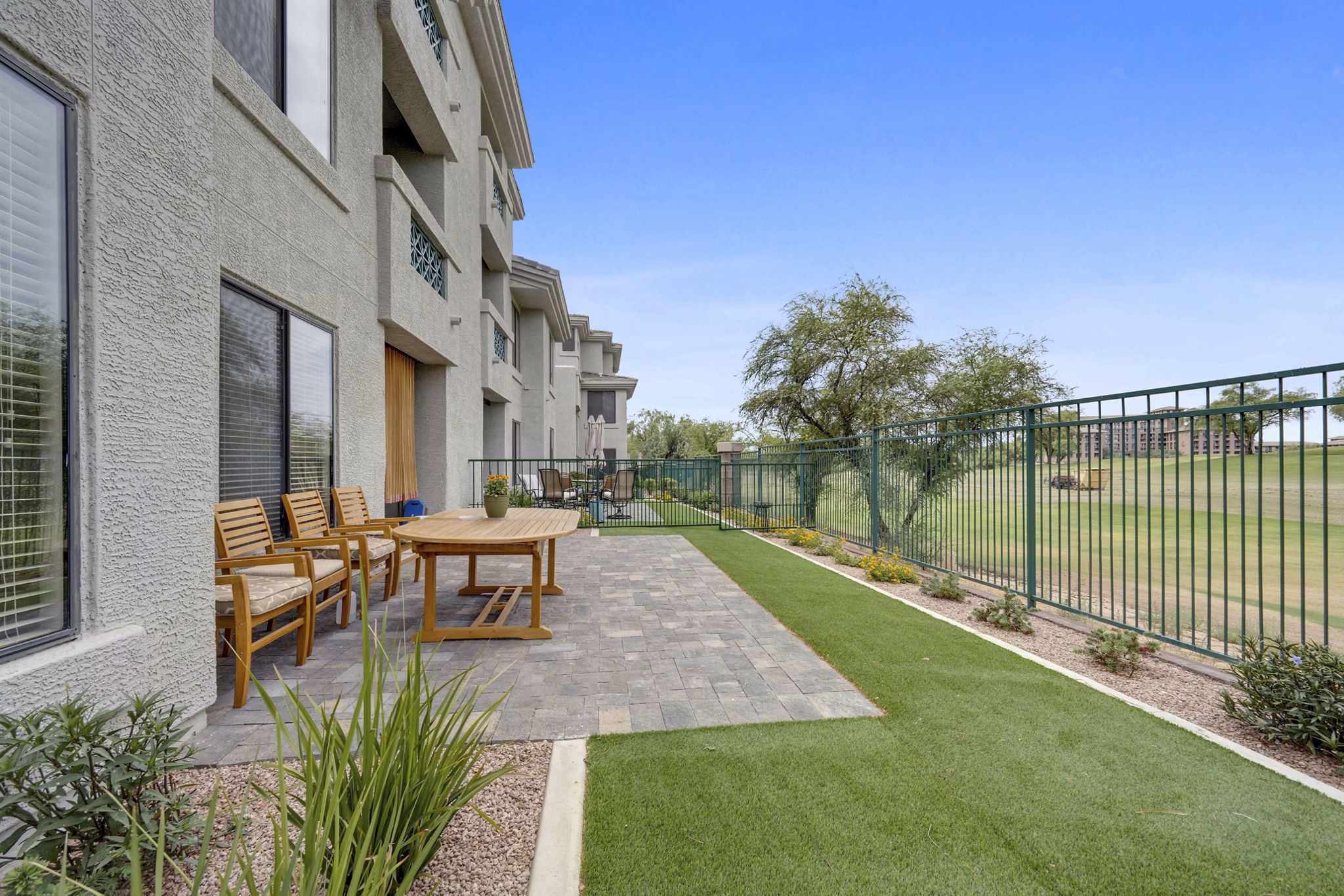 Courtyard featuring lush landscaping and seating areas at Nines at Kierland Apartments