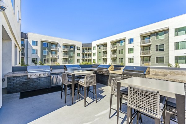 grill area/patio at Vive Luxe Apartments