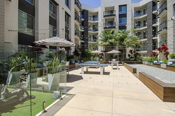 patio/recreational area at Vive on the Park Apartments