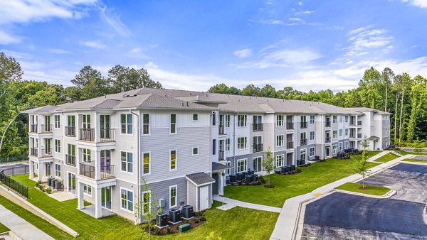 Everly on 401: Modern building of luxury apartments in urban setting