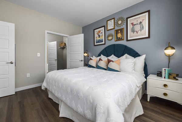 Modern bedroom with cozy bedding and natural lighting in Everly on 401 Apartments