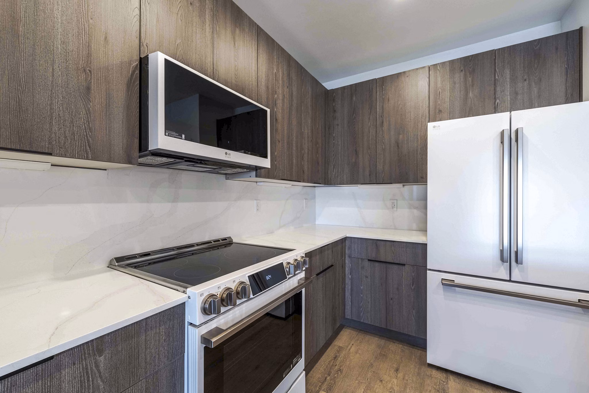 Slate Scottsdale Apartments: Modern kitchen with stainless steel appliances and granite countertops