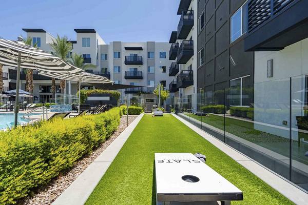 grill area at Slate Scottsdale Apartments