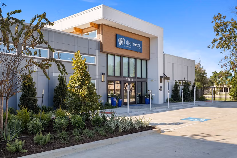 Birchway Perry Road: Elegant of luxury apartments with lush landscaping