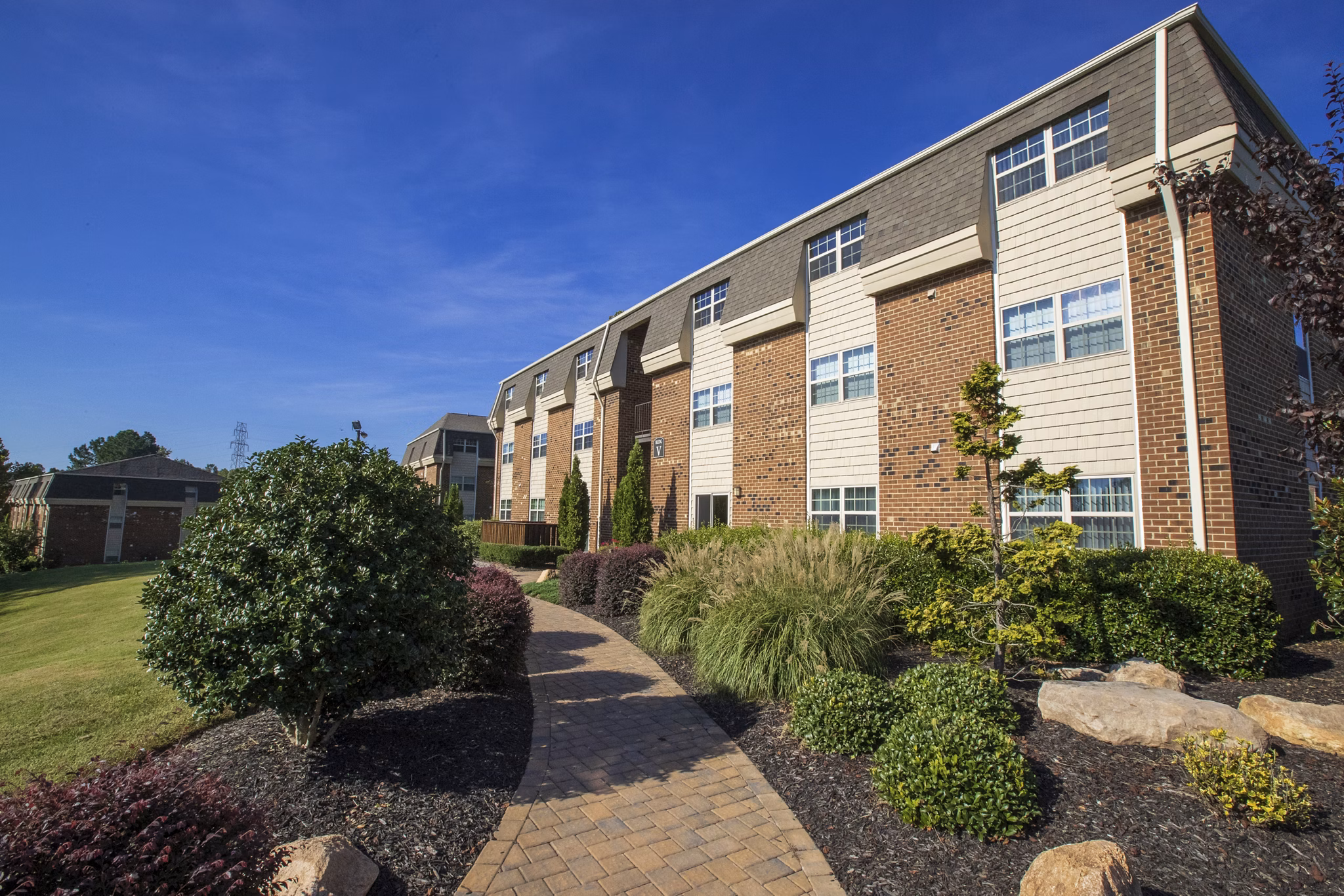 Collins Crossing Apartments: Stylish view of luxury apartments in a serene Chapel Hill location