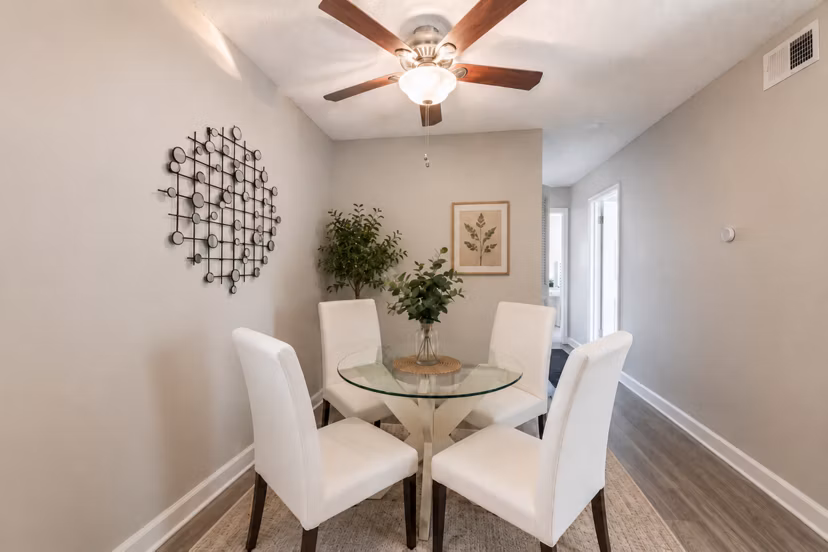 dining room at Collins Crossing Apartments 