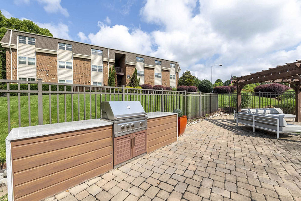 grill area at Collins Crossing Apartments 