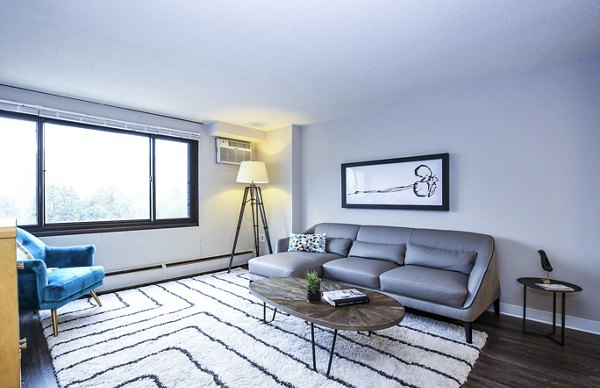 living room at 215 Oak Grove Apartments