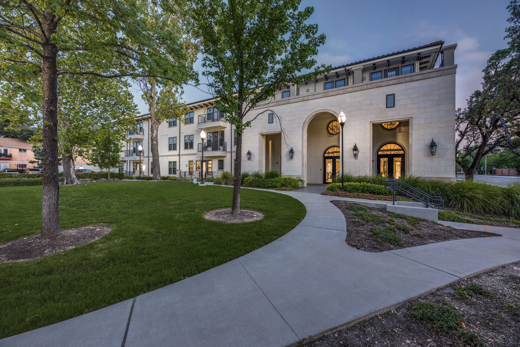 The Laurel Preston Hollow: Elegant luxury apartment building in Dallas
