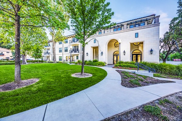 The Laurel Preston Hollow: Elegant luxury apartment building in Dallas