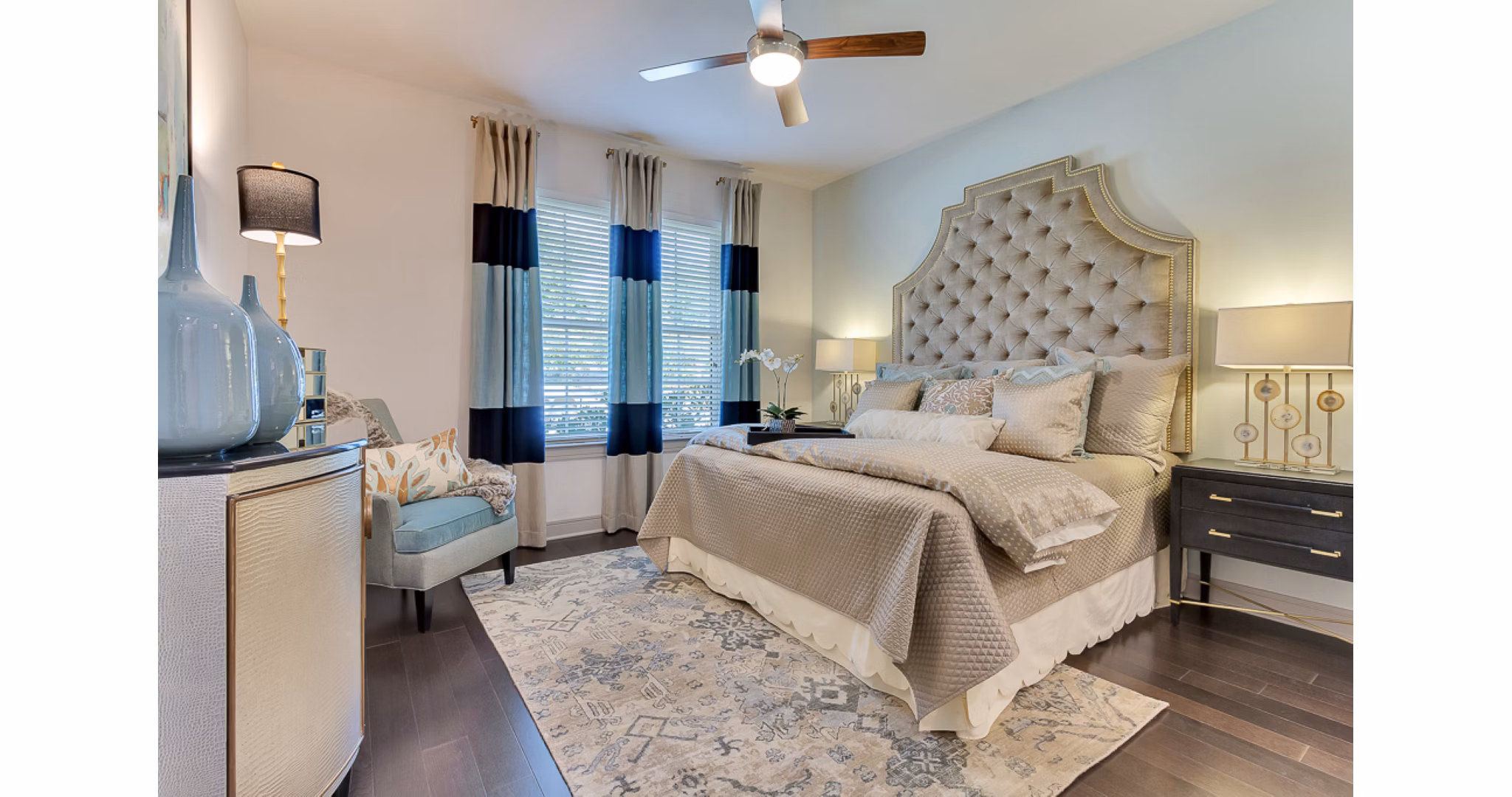Cozy bedroom with modern furnishings at The Laurel Preston Hollow Apartments
