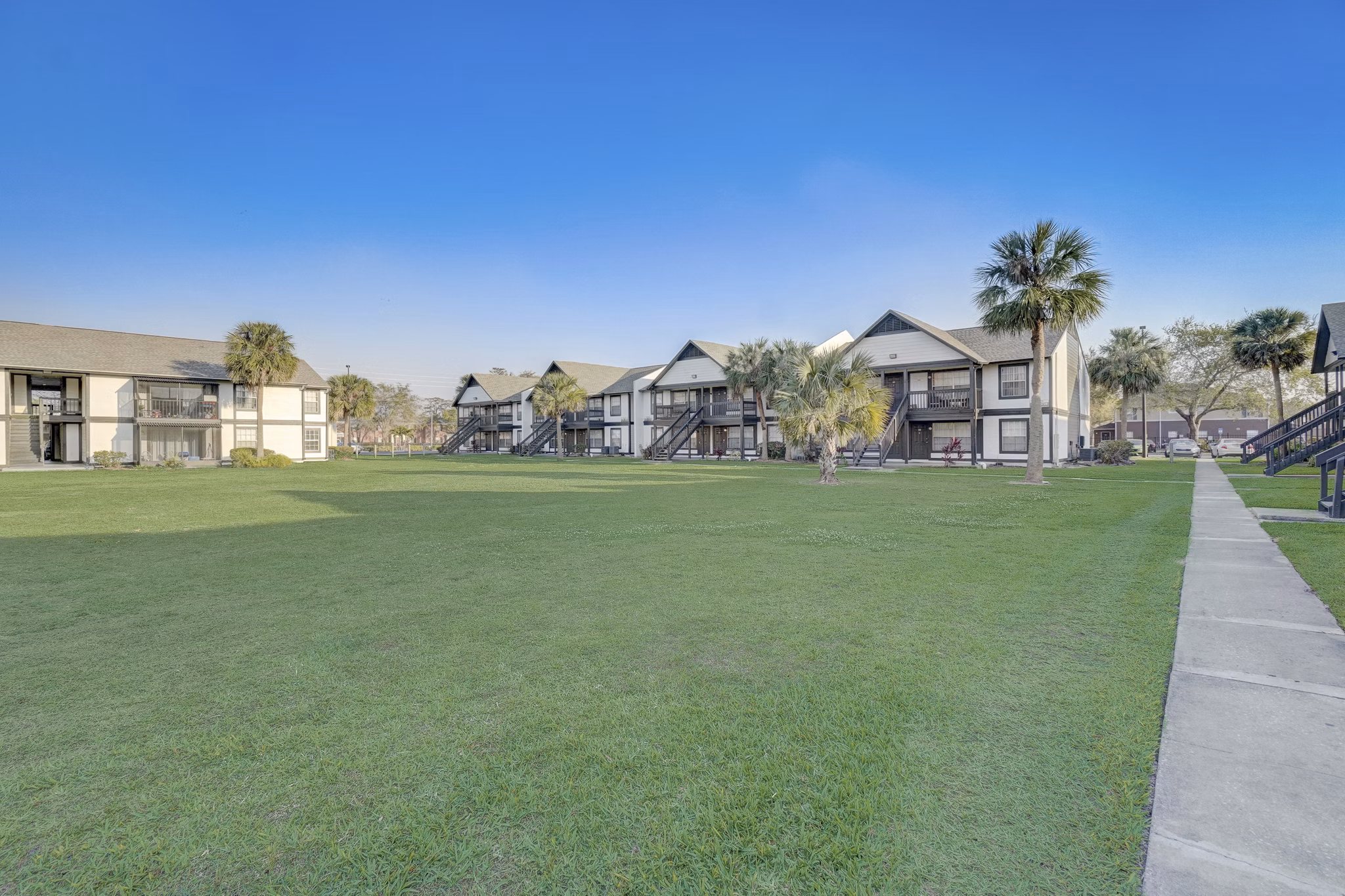 Castilian Apartments: Luxury view of modern apartments in Los Angeles