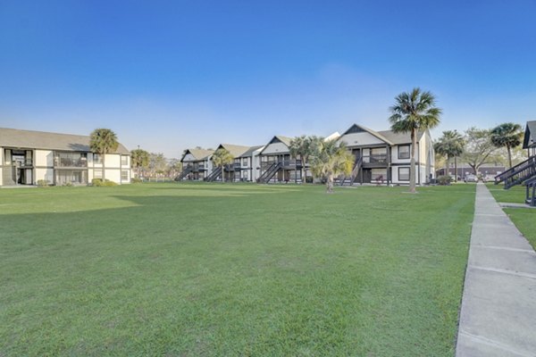 Castilian Apartments: Luxury view of modern apartments in Los Angeles