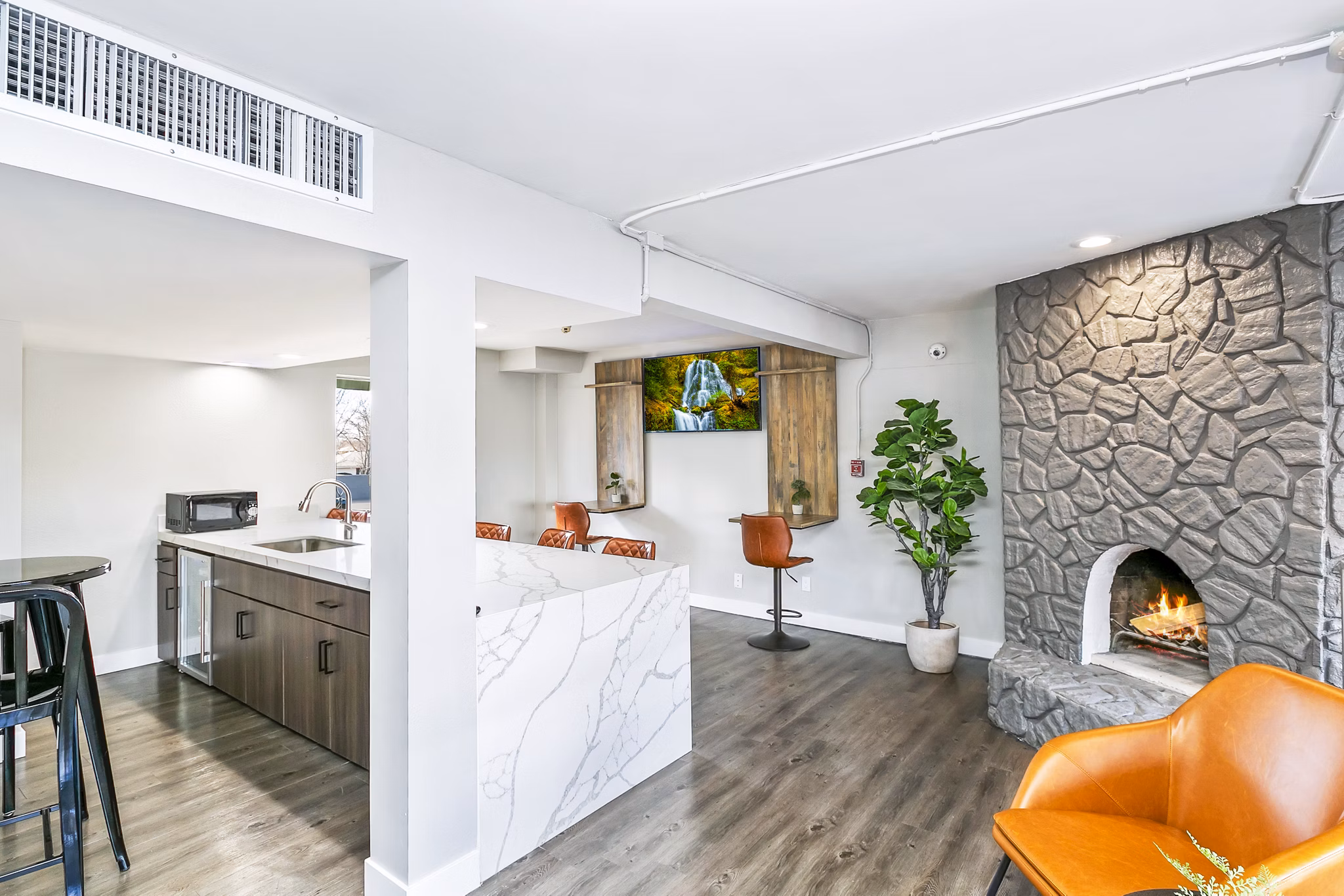 Tesota Morningside Apartments: Modern clubhouse featuring a lounge and community space