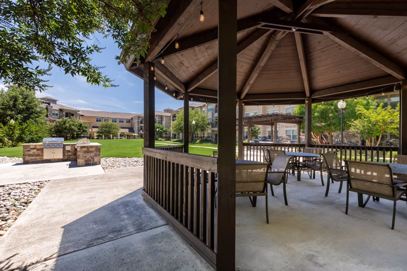 Inviting courtyard featuring lush landscaping at Aviva Fort Worth Apartments, offering a tranquil retreat in the vibrant city of Fort Worth