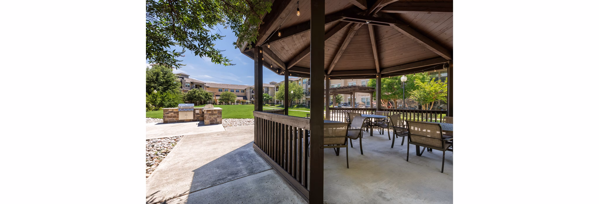 Inviting courtyard featuring lush landscaping at Aviva Fort Worth Apartments, offering a tranquil retreat in the vibrant city of Fort Worth