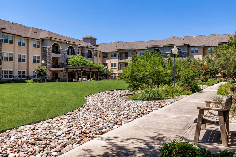 Peaceful courtyard with lush landscaping at Aviva Fort Worth Apartments, a luxury Greystar property in Fort Worth, Texas
