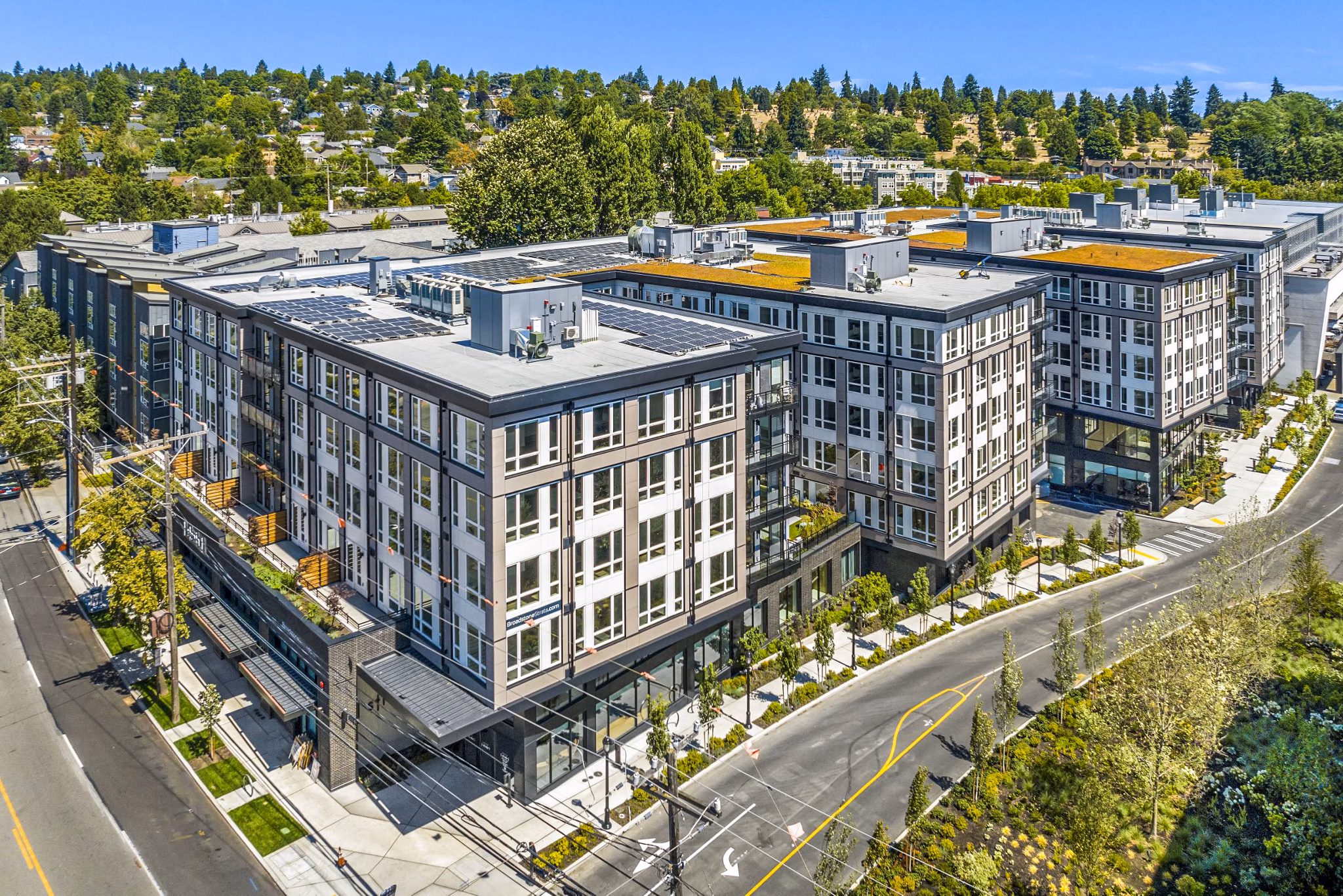 Broadstone Strata: Contemporary building at luxury apartments in vibrant city setting