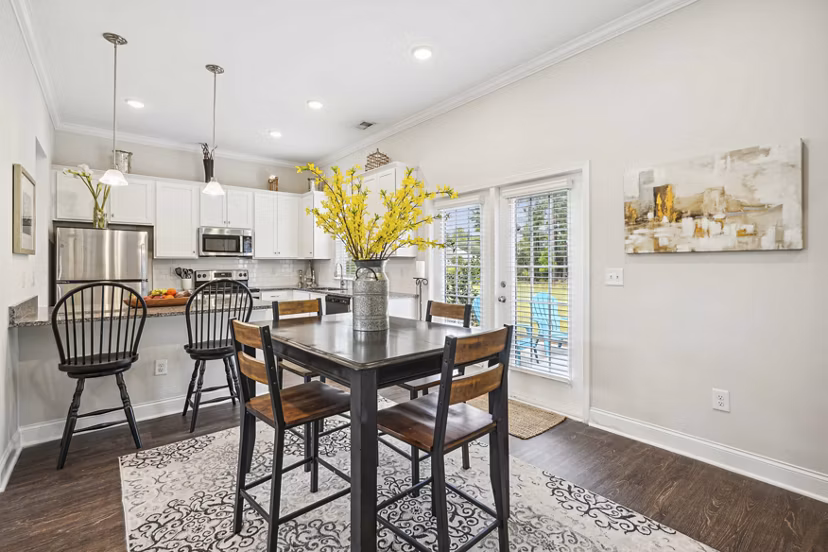 dining room at Ailsa Village Apartments 