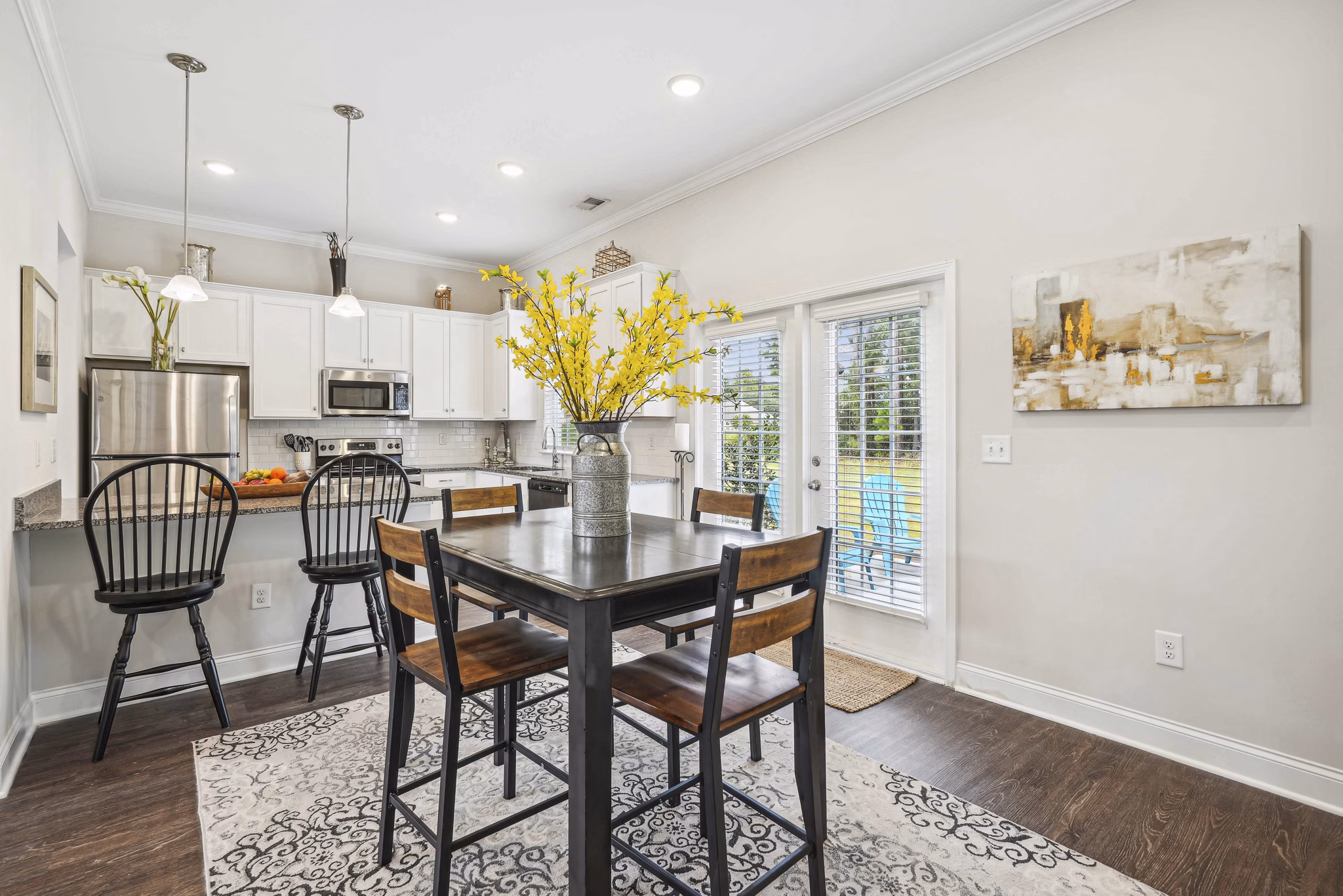 dining room at Ailsa Village Apartments 