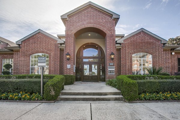 Oak Crest Apartments: Modern building showcasing contemporary design