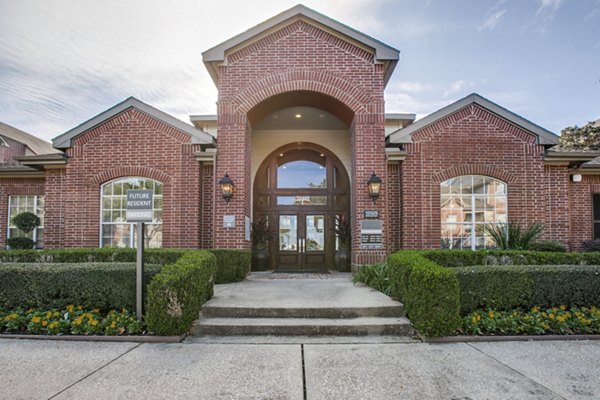 building at Oak Crest Apartments