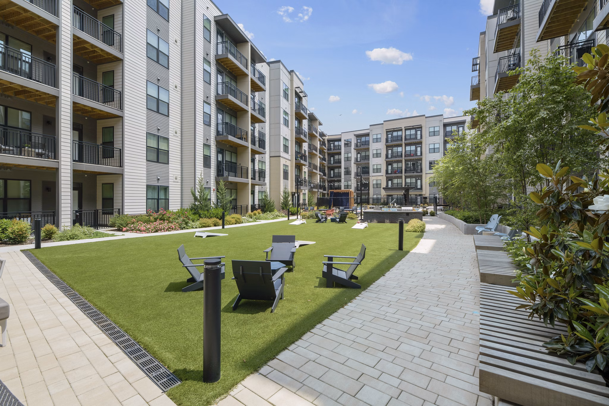 Courtyard with lush landscaping at The Ian Apartments, a luxury Greystar community