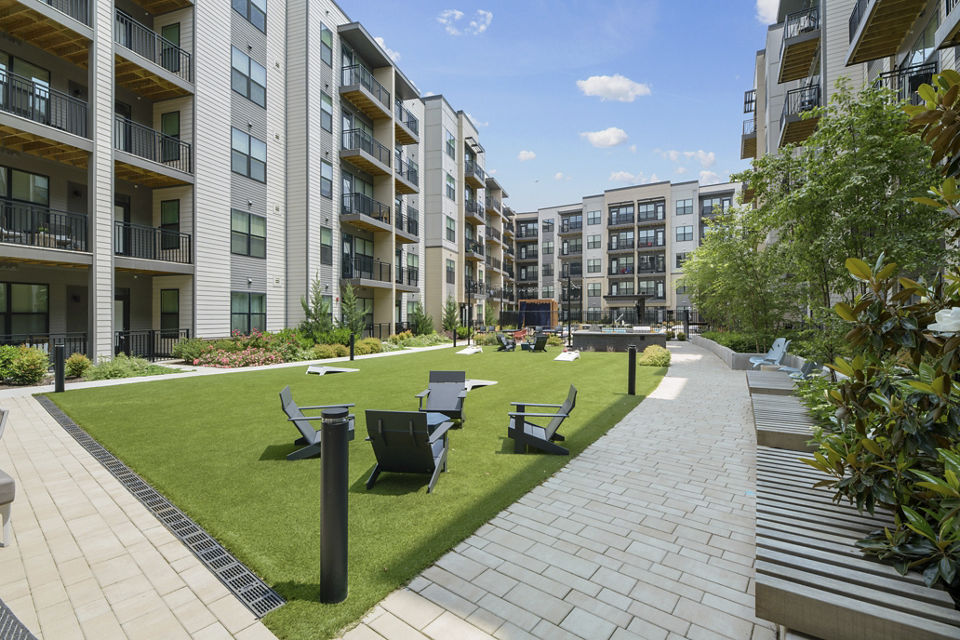Courtyard with lush landscaping at The Ian Apartments, a luxury Greystar community