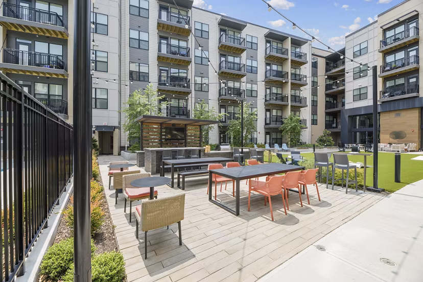 Courtyard with lush landscaping and seating at The Ian Apartments, Greystar luxury community in Charlotte